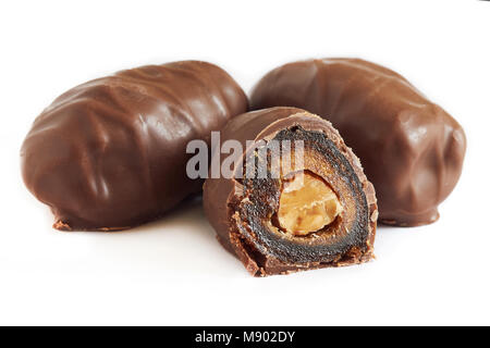 Dattes farcies au Chocolat avec amandes isolé sur fond blanc Banque D'Images