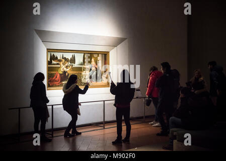 Florence. L'Italie. Galerie des Offices. Les visiteurs posent pour des photos en face de l'Annonciation, la peinture de Léonard de Vinci et Andrea del Verrocchio, ca. 1 Banque D'Images