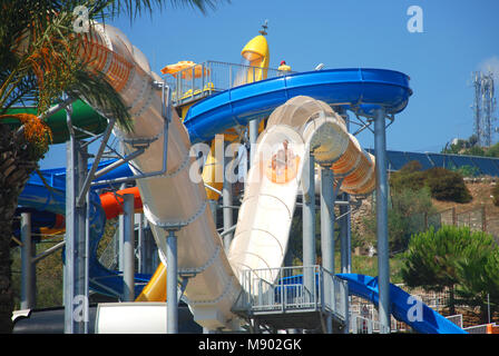 Couple having fun in aquapark, dans une station touristique dans la région méditerranéenne de la Turquie Banque D'Images