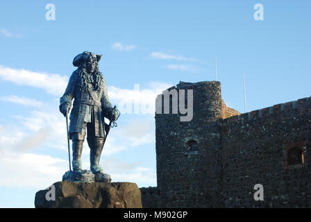 Statue du Roi William III en face du château de Carrickfergus, Carrickfergus, le nord de l'İreland, UK Banque D'Images