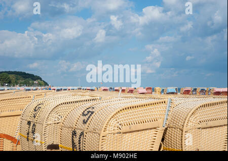 Chaises de plage en osier couvert sur la plage, Travemünde, mer Baltique, Schleswig-Holstei, Germany, Europe Banque D'Images