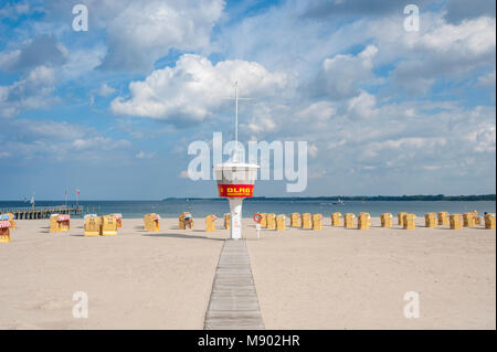 Plage surveillée tour de la DLRG, Travemünde, mer Baltique, Schleswig-Holstein, Allemagne, Europe Banque D'Images