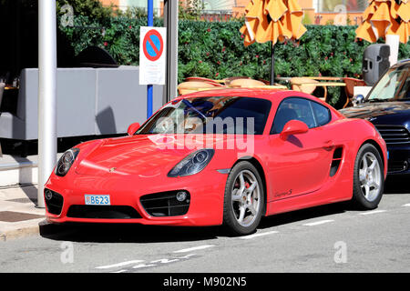 Menton, France - 19 mars 2018 Luxe : Porsche Cayman S 718 rouge garée dans la rue de Menton sur la côte d'Azur Banque D'Images