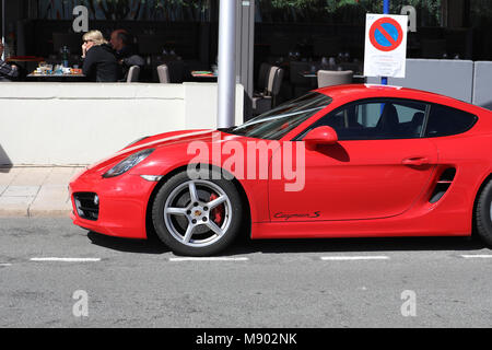 Menton, France - 19 mars 2018 Luxe : Porsche Cayman S 718 Rouge mal voiture garée dans la rue de Menton sur la côte d'Azur Banque D'Images