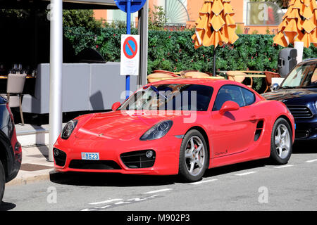 Menton, France - 19 mars 2018 Luxe : Porsche Cayman S 718 rouge garée dans la rue de Menton sur la côte d'Azur Banque D'Images