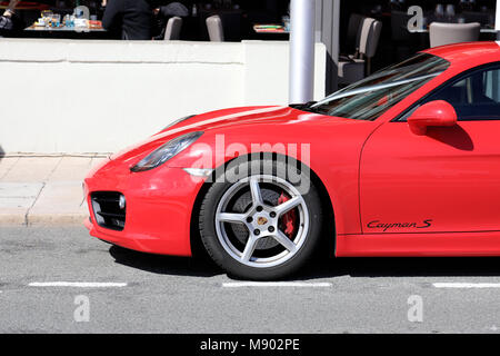 Menton, France - 19 mars 2018 Luxe : Porsche Cayman S 718 Rouge (vue latérale) stationné dans la rue de Menton sur la côte d'Azur Banque D'Images
