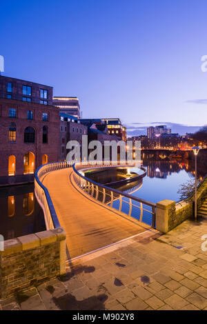 Château Pont sur le port flottant entre le parc du château et d'atteindre dans la ville de Bristol, Angleterre. Banque D'Images