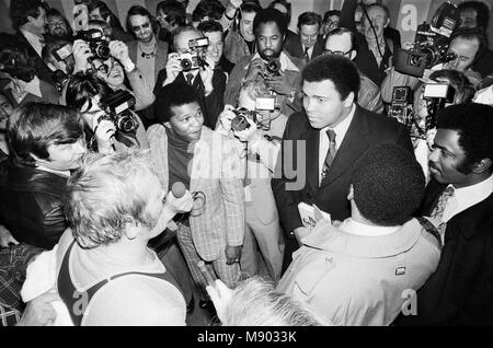 Muhammad Ali avec les futurs opposant le champion poids lourd britannique Richard Dunn au camp de formation de Poids welter Monde John H. Stracey dans le West End de Londres. 10 Mars 1976 Banque D'Images