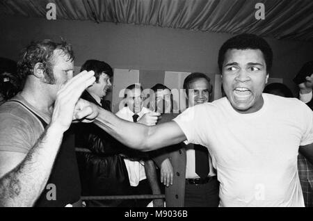 Muhammad Ali (à droite) avec le futur adversaire Heavyweight Champion britannique Richard Dunn au camp de formation de Poids welter Monde John H. Stracey dans le West End de Londres. 10 Mars 1976 Banque D'Images