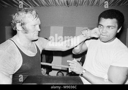 Muhammad Ali (à droite) avec le futur adversaire Heavyweight Champion britannique Richard Dunn au camp de formation de Poids welter Monde John H. Stracey dans le West End de Londres. 10 Mars 1976 Banque D'Images