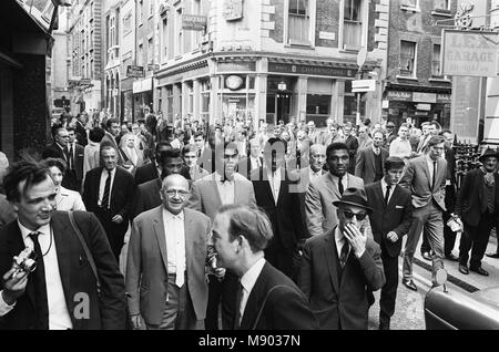 Muhammad Ali (Cassius Clay) vu ici avec son frère Rudoph et Jack Solomons de prendre une promenade à travers le centre de Londres Piccadilly, le jour de son arrivée en Angleterre, en avance sur sa non-Titre Lutte contre Henry Cooper à Wembley le 18 juin. 27 mai 1963. Banque D'Images