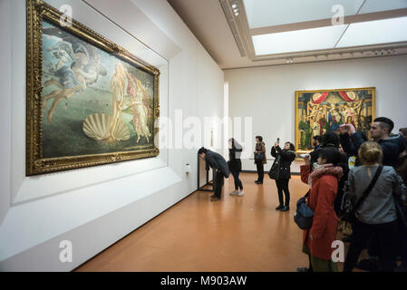 Florence. L'Italie. Galerie des Offices. Les visiteurs l'affichage de la Naissance de Vénus par Sandro Botticelli peinture (ch. 1484). Galleria degli Uffizi. Banque D'Images