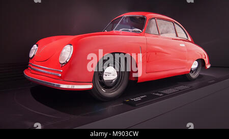 STUTTGART, ALLEMAGNE, LE 7 AVRIL 2017 : Porsche 356/2 Rouge 1948 coupé dans le musée Porsche Banque D'Images