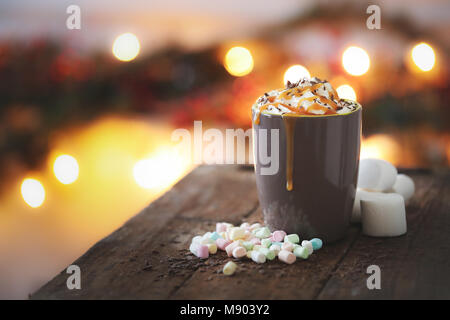 Le café. Caramel frappe dans une tasse Banque D'Images