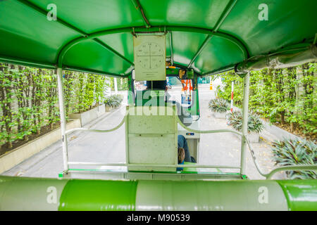 BANGKOK, THAÏLANDE, Février 08, 2018 : Piscine vue sur un tuktuk se déplaçant le long d'une rue à Bangkok, Thaïlande. Les motos taxis sont appelés les tuktuks en Thaïlande Banque D'Images