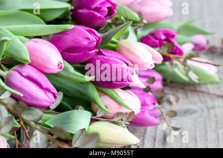 Magnifique bouquet de tulipes violet et rose sur un fond de bois Banque D'Images
