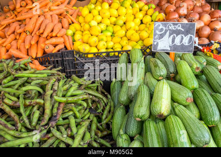 Cornichons, petits pois et autres légumes à la vente à un marché à Valparaiso, Chili Banque D'Images