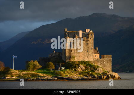 Menaces sur le château d'Eilean Donan Banque D'Images