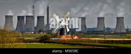 La lumière du soleil sur le Leverton Moulin avec West Burton Power Station en arrière-plan, Nottinghamshire, Angleterre Banque D'Images