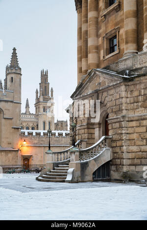 Radcliffe Square dans la neige tôt le matin. Oxford, Oxfordshire, Angleterre Banque D'Images