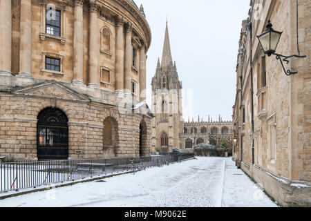 Radcliffe Square dans la neige tôt le matin. Oxford, Oxfordshire, Angleterre Banque D'Images