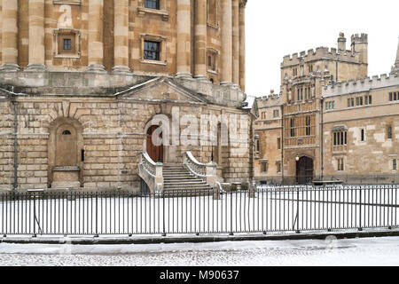 Radcliffe Square dans la neige tôt le matin. Oxford, Oxfordshire, Angleterre Banque D'Images