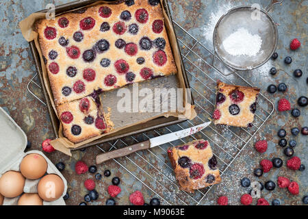 La framboise fait maison et de myrtilles Tarte frangipane avec des ingrédients sur un fond d'ardoise Banque D'Images