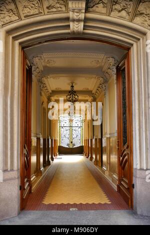 Élégant hall de bâtiment imposant de style liberty avec des détails Art nouveau Turin Italie 14 mars 2018 Banque D'Images