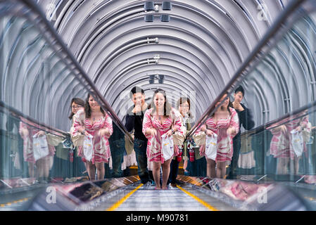 Osaka, Japon - 29 Avril 2014 : les gens dans l'escalator allant à la plate-forme d'observation du ciel Umeda, un gratte-ciel moderne de haute élévation Banque D'Images