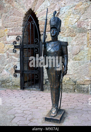 Sosnovy Bor, Russie - le 27 mars 2016 : Sculpture Steadfast Tin Soldier dans le centre de l'enfance 'Andersengrad', Sosnovy Bor Banque D'Images