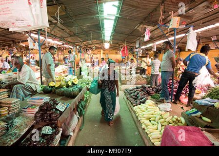 Marché de Fruits et légumes dans le centre de Kandy montrant la population locale shoppingand l'achat des produits. Banque D'Images