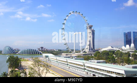 Singapour - 2 avr 2015 : Vue aérienne de la Singapore Flyer et le pit lane de la piste de course de Formule Un à Marina Bay Banque D'Images