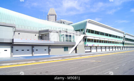 Singapour - 2 avr 2015 : début de la voie des stands et d'arrivée de la piste de course de Formule Un à Marina Bay Street Circuit. Le symbole de la Formule 1 une fois par an autour de Marina Bay, a attiré plus de 100 000 touristes Banque D'Images