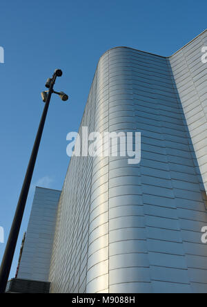 Lumière du soleil reflétant le revêtement en aluminium incurvé sur le coin de l'extérieur du bâtiment moderne, le triangle de pierre du centre-ville de bury, lancashire royaume-uni Banque D'Images