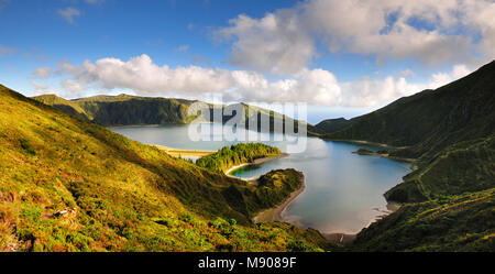Le grand cratère volcanique de Lagoa do Fogo (Lagoon), une réserve naturelle et l'un des sites les plus préservés à São Miguel. Açores, Portugal Banque D'Images