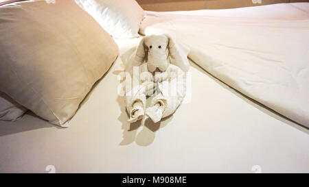 Serviette blanche pliée en un chien origami sur un bateau de croisière. Banque D'Images