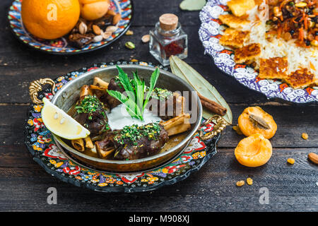 Souris d'agneau avec du yaourt et de la menthe, de style arabe Banque D'Images