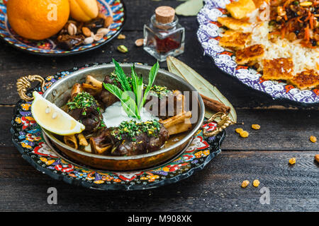 Souris d'agneau avec du yaourt et de la menthe, de style arabe Banque D'Images