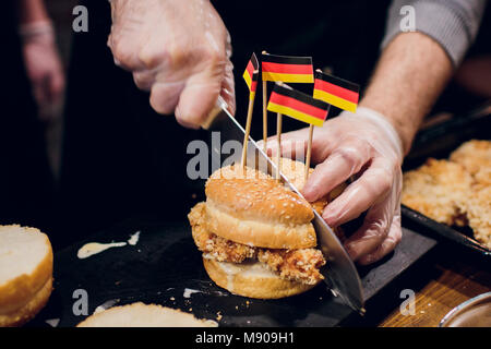 Le cuisinier en chef préparation des burger dans la cuisine.Burger Restaurant menu processus de cuisson. Le cuire un chignon sur l'arrière-plan d'autres ingrédients. F Banque D'Images