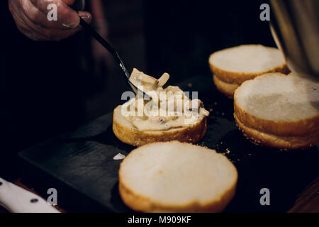 Burger, sandwich ouvert avec hamburger, sandwich alimentaire champignons Banque D'Images