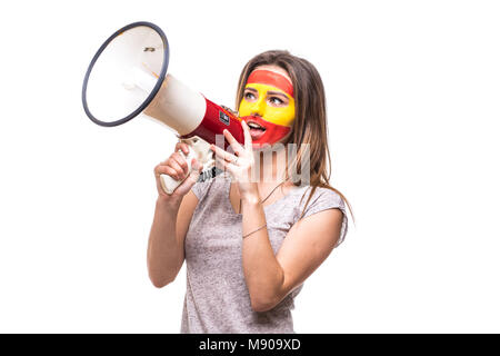 Femme fidèle supporter fan de l'équipe nationale de l'Espagne drapeau peint get happy face en criant victoire avec mégaphone a fait part Banque D'Images