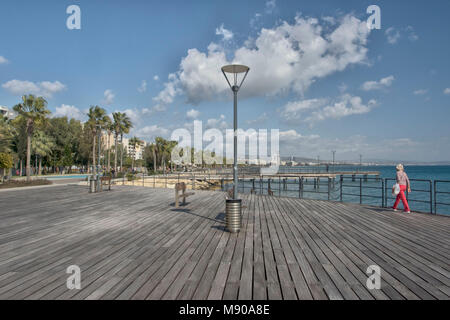 Promenade et d'un lampadaire au large de la promenade Limmasol au printemps, de Chypre, de la Méditerranée Banque D'Images