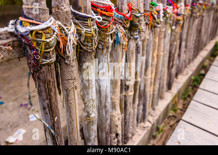 Bracelets colorés laissés par les visiteurs sur le site d'un charnier Choeung Ek, champs de massacre génocide Centre, Phnom Penh, Cambodge, site où des dizaines de milliers de Cambodgiens ont été tués par les Khmers rouges sous les ordres de Pol Pot de 1975-1979. Banque D'Images