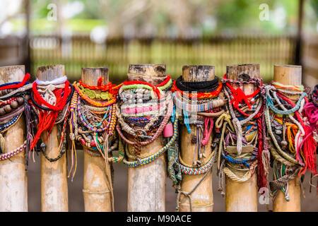 Bracelets colorés laissés par les visiteurs sur le site d'un charnier Choeung Ek, champs de massacre génocide Centre, Phnom Penh, Cambodge, site où des dizaines de milliers de Cambodgiens ont été tués par les Khmers rouges sous les ordres de Pol Pot de 1975-1979. Banque D'Images
