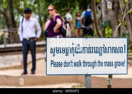 Inscription visiteurs demandant "s'il vous plaît ne vous [ne] promenade dans le charnier !' en Choeung Ek Killing Fields Centre Génocide, Phnom Penh, Cambodge, site où des dizaines de milliers de Cambodgiens ont été tués par les Khmers rouges sous les ordres de Pol Pot de 1975-1979. Banque D'Images