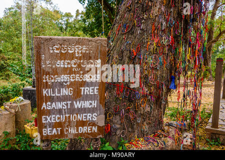 Bracelets colorés laissés par les visiteurs à un arbre utilisé par les Khmers rouges au club les bébés et les enfants à mort, Choeung Ek Killing Fields Centre Génocide, Phnom Penh, Cambodge, site où des dizaines de milliers de Cambodgiens ont été tués par les Khmers rouges sous les ordres de Pol Pot de 1975-1979. Banque D'Images