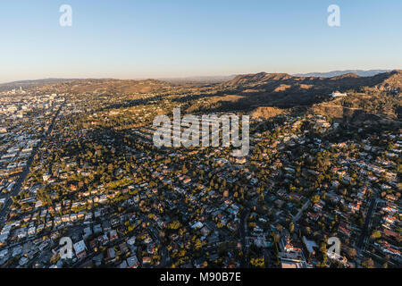 Los Angeles, Californie, USA - 20 Février, 2018 Matin : Vue aérienne de l'Hollywood Hills homes avec Griffith Park et Hollywood Sign in backgroun Banque D'Images