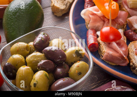 Démarreurs mixtes partage des tapas espagnoles sur la table. Des olives, des sandwiches et de l'avocat. Banque D'Images