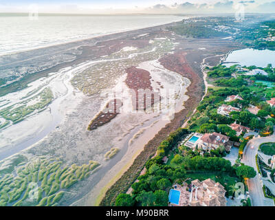De riches maisons avec piscines par Ria Formosa à Quinta do Lago, Almancil, Algarve, Portugal Banque D'Images