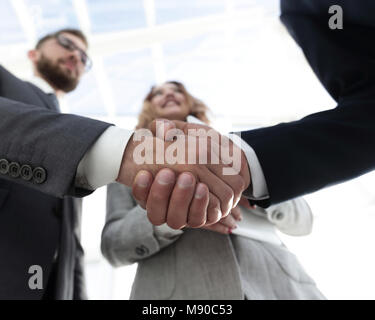 Photo de poignée de deux hommes d'affaires gais Banque D'Images